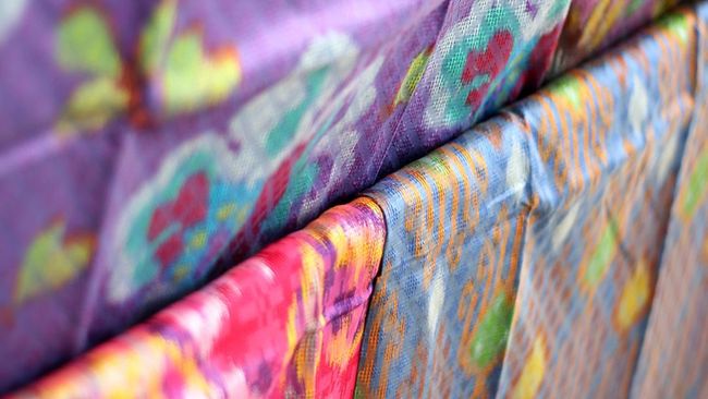 Desain dan teknik tenun ikat Garut diolah menjadi produk fesyen siap pakai berkualitas tinggi dengan garis desain modern.