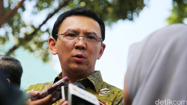 Ahok enggan berkomentar soal urusan teknis reklamasi di pantai utara Jakarta, selain hanya akan menjadi debat kusir, urusan reklamasi sarat bermuatan politik.