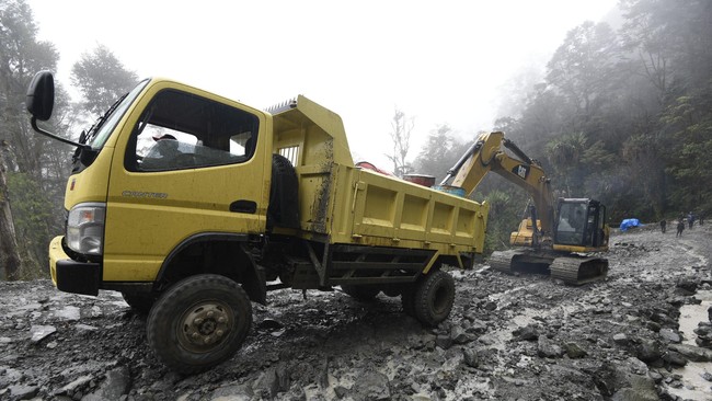 Balai Pelaksanaan Jalan Nasional Wamena menyebut kendaraan berat terjebak di jalan Trans Papua yang belum diaspal dan kondisi buruk ketika hujan.