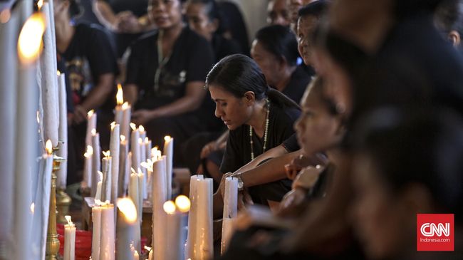 Di bawah terik matahari Flores Timur, warga dan peziarah di Larantuka mengantre untuk bertemu dengan Tuan Ma dan Tuan Ana.