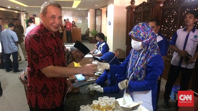 Sekitar 99 anggota DPRD Jawa Tengah dites urine secara bergantian, 70 orang di antaranya yang telah melakukan tes dinyatakan bebas dari narkotik.