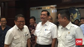 Luhut Jamin Kelancaran Pengurusan Izin Grab dan Uber Car