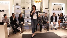 'Bond Girl' Pamer Sepatu di Indonesia