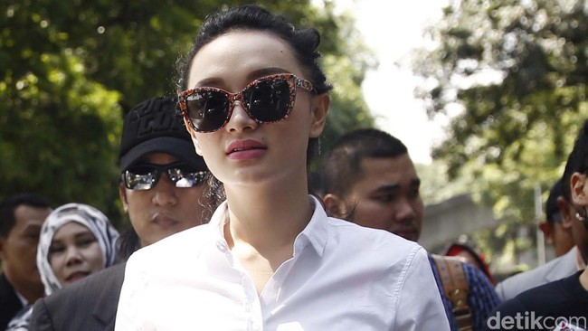 Artis pendatang baru binaan advokat Razman Arif Nasution, Cheril Bella Luna, menyesalkan artis-artis yang lebih senior darinya tak bisa mengontrol lelucon.