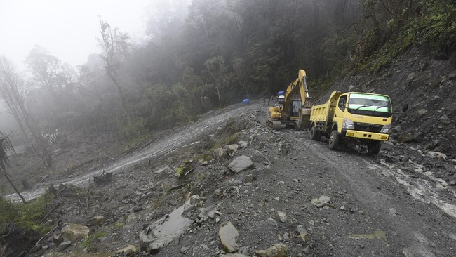 Penyidik KPK telah melakukan pelimpahan berkas perkara, barang bukti dan tersangka kasus suap PT Bintuni Energi Persada dan pejabat Pemprov Papua ke tahap II.