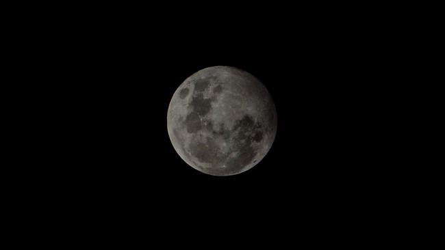 Puncak gerhana bulan penumbra 2023, yang teredup dalam 25 tahun, dimulai saat ini.