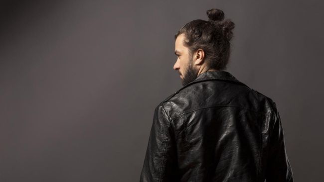 Pria bergaya rambut cepol kini sudah jadi hal biasa. Gaya rambut yang disebut man bun itu sudah jadi tren populer di berbagai belahan dunia. 