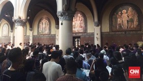 Rayakan Paskah, Umat Katolik Mulai Padati Gereja Katedral