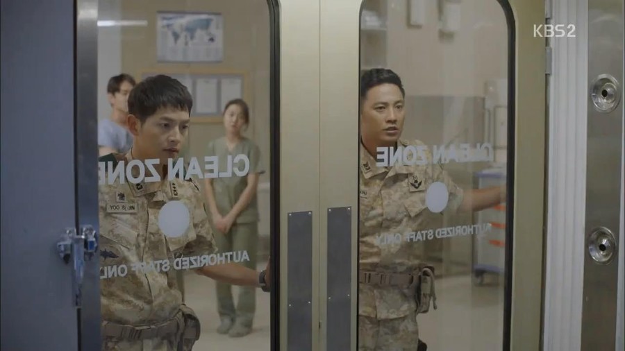 1. Yoo Shi Jin & Dae Young (Descendants of the Sun) Simak tujuh bromance couple di drama Korea yang sukses bikin penonton gemas.