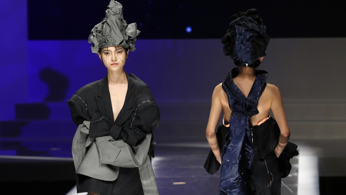 Parade Ornamen Unik di China Fashion Week 2016