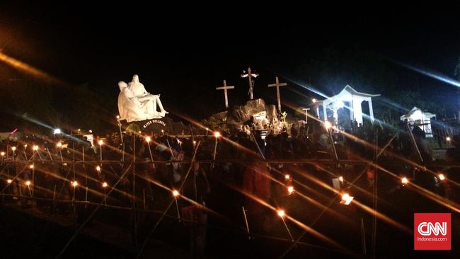 Kisah duka dan doa penuh harap terdengar di Larantuka. Cerita sebuah pengorbanan menjadi tradisi ratapan yang dilantunkan hingga penghujung malam Jumat Agung.