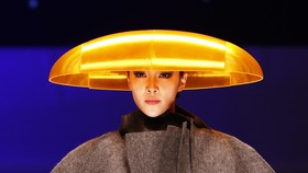 Parade Ornamen Unik di China Fashion Week 2016