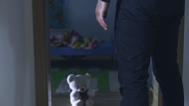 Sebagian besar pelaku pelecehan seksual bebas dan dapat mencari korban anak baru di antara masyarakat.