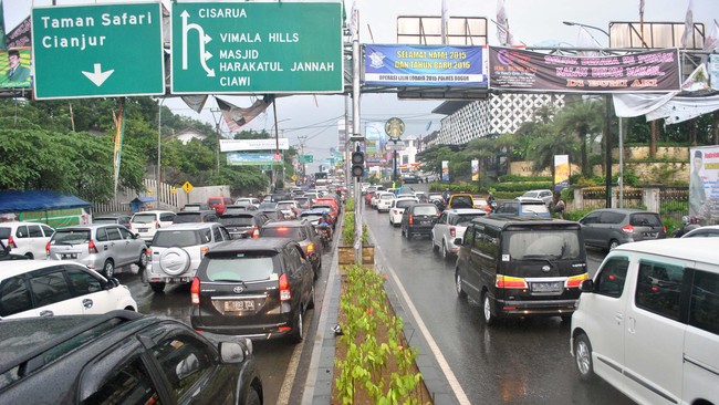 Berdasarkan informasi TMC Polda Metro Jaya, situasi lalu lintas di tol Jagorawi ke arah Puncak terpantau padat pada pukul 08.40 WIB.