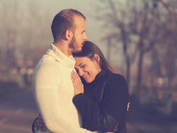 7 Manfaat Cuddle atau Pelukan Bagi Kesehatan dan Cara Melakukan yang Benar