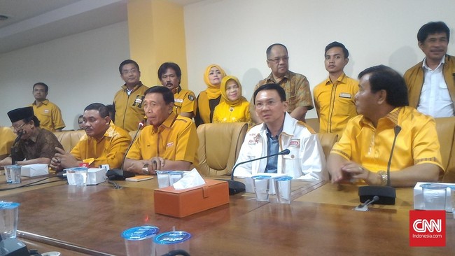 Dalam beberapa waktu ke depan Hanura akan menerima 30-40 kader baru yang semakin membuat keluarnya dua orang itu tak berpengaruh besar.