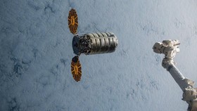 Robot Nanoracks Potong Rapih Sampah Baja di Luar Angkasa, Caranya?