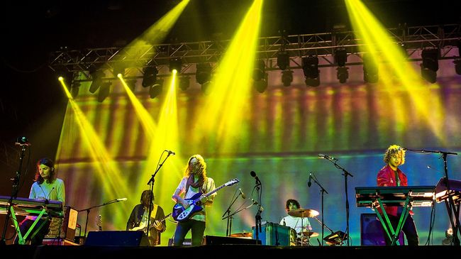 Kevin Parker dkk. merayakan kesuksesan album Currents dengan album deluxe yang saat ini masih dalam masa produksi.