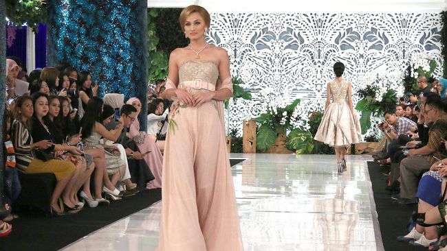 Ivan Gunawan menghadirkan koleksinya dalam bentuk long dress dan midi dress dengan bahan organza, shantung, gazar, tulle, serta lace.