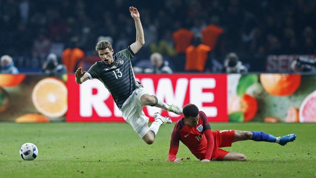 Harry Kane mengikuti gaya turnover Johan Cruyff di dalam kotak penalti timnas Jerman sebelum mencetak gol, Jamie Vardy pakai tumit, dan sundulan Eric Dier.