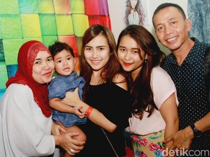 Ayu Ting Ting Batal Nikah, Ibunda hingga Adik Beri Dukungan di Medsos