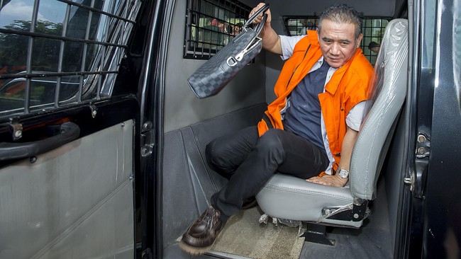 Komisi Pemberantasan Korupsi (KPK) kembali memeriksa Ichsan Suaidi dan Awang Lazuardi Embat, dua tersangka dugaan suap penundaan kasasi oleh Mahkamah Agung.