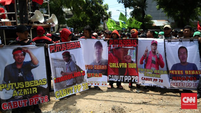 Empat orang anggota kepolisian yang disebut menangkap 26 aktivis buruh tak memenuhi panggilan sebagai saksi lantaran tengah menjalankan tugas.