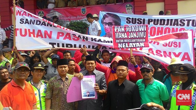 Ribuan nelayan di Rembang, Jateng mengecam Menteri Kelautan dan Perikanan Susi Pujiastuti yang melarang penggunaan cantrang tapi tak memberikan solusi.