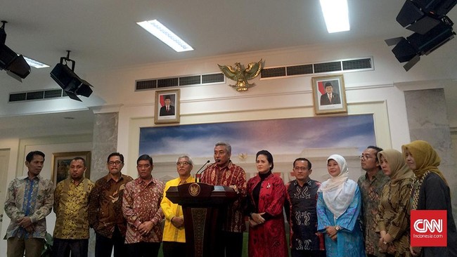 Lima belas Doktor Ilmu Politik Universitas Indonesia mengingatkan Jokowi soal deviasi visi misi bangsa dalam Revolusi Mental, dengan implementasi di lapangan.
