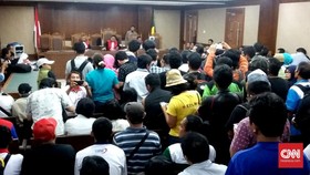 Puluhan Buruh Padati Persidangan 26 Aktivis