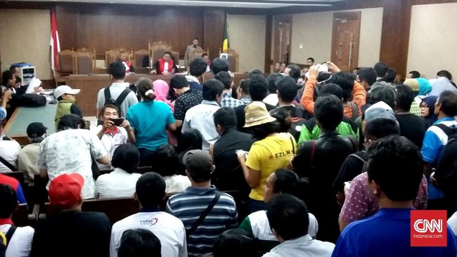 Puluhan buruh memadati ruang sidang di PN Jakpus untuk menyaksikan jalannya sidang terhadap dua pengacara LBH Jakarta, satu mahasiswa dan 23 aktivis buruh.