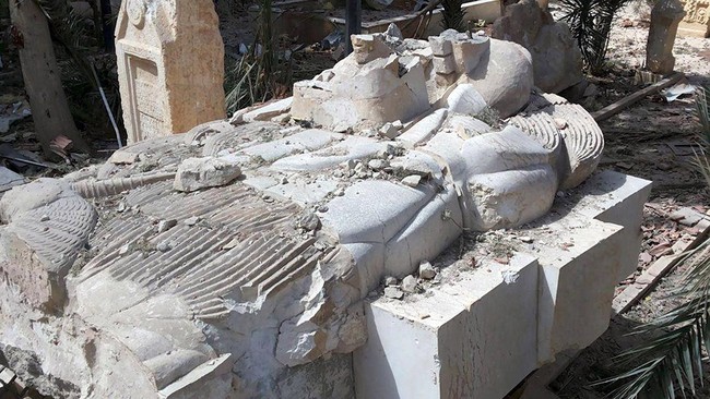 Kuburan massal, 'ladang' bom, dan hancurnya bangunan-bangunan bersejarah, jejak-jejak yang ditinggalkan ISIS di Palmyra.