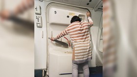 Pintu Darurat Dikira Toilet, Penumpang Picu Evakuasi Pesawat