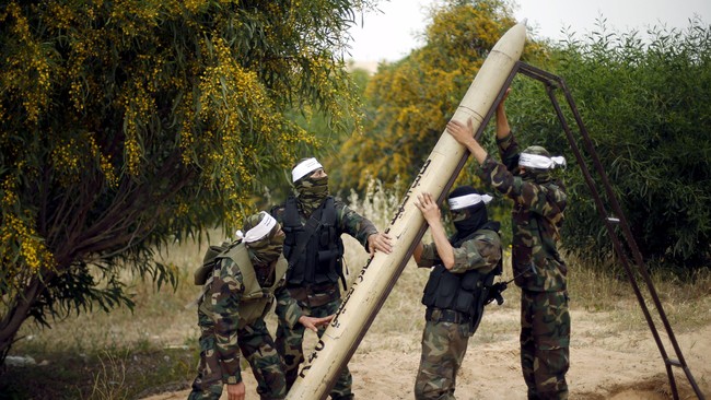 Kelompok militan Palestina di Jalur Gaza meluncurkan roket yang mendarat di Israel. Aksi ini dibalas oleh Israel dengan meluncurkan serangan udara dan tembakan.