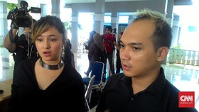 Marshanda Jenguk Ayahanda di Panti Sosial