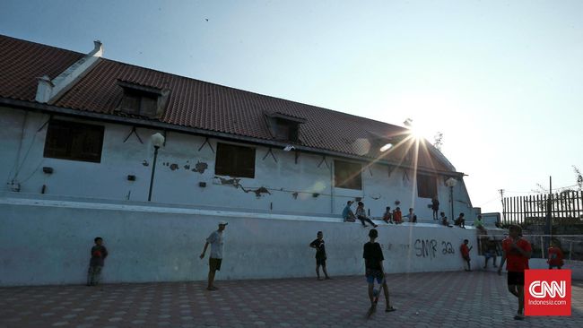 Museum Bahari yang terbakar Selasa (16/1) bukan hanya menyimpan koleksi kemaritiman seperti kapal, melainkan juga menampilkan legenda kelautan Indonesia.