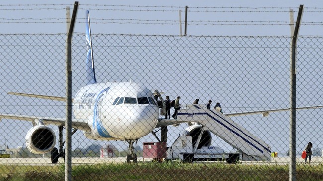Mustafa mengaku membawa sabuk peledak dan membajak pesawat EgyptAir lalu mengalihkan penerbangannya ke Cyprus dari Mesir.