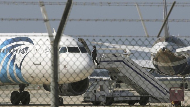 Pembajak EgyptAir diketahui memakai rompi peledak setelah mengalihkan penerbangan itu ke Cyprus. Pembajak dilaporkan telah membebaskan puluhan orang.