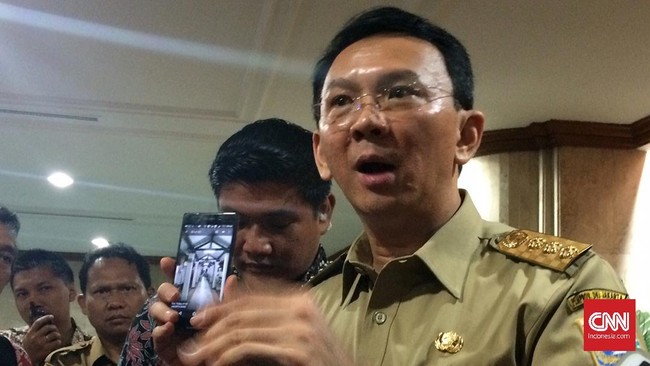 Gubernur DKI Jakarta Ahok sedang berada dalam perjalanan ke Balai Kota ketika warga Luar Batang menggelar aksi unjuk rasa.