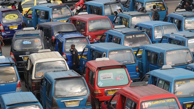 Puluhan angkutan umum menunggu calon penumpang di Terminal Depok, Jawa Barat, Senin (28/3). Pemkot Depok berencana membatasi usia angkutan umum yang beroperasi di Depok untuk menciptakan keamanan dan kenyamanan bagi pengguna angkutan umum, dimana 30 persen dari total 2.884 unit angkot telah lebih dari satu dasawarsa. Peraturan tersebut rencana diterapkan paling lambat 1 Januari 2017. ANTARA FOTO/Indrianto Eko Suwarso/kye/16