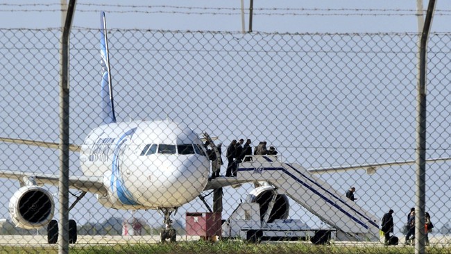 Drama pembajakan pesawat EgyptAir berakhir dengan tertangkapnya pelaku. Identitas pelaku dan motifnya masih belum diketahui dengan jelas.