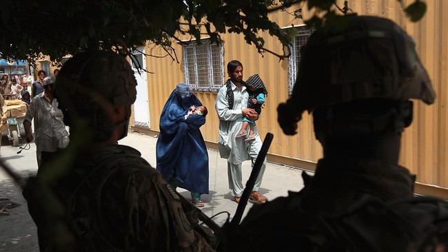 Pakistan mengerahkan paramiliter Ranger untuk memburu teroris usai pengeboman yang menewaskan 70 orang di Lahore. Langkah ini akan jadi keputusan kontroversial.