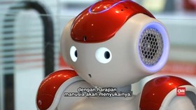Robot di Bandara Tokyo Sita Perhatian turis