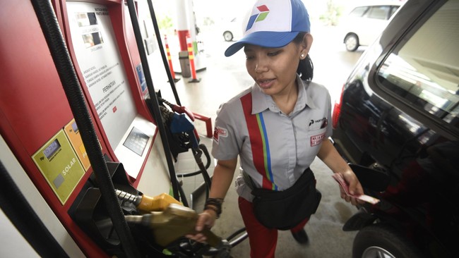 Ekonom menyebut lonjakan subsidi BBM dan energi jadi Rp700 triliun bisa dicegah pemerintah dengan melarang total orang kaya minum pertalite dan solar.