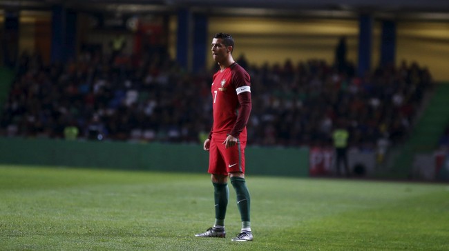 Cristiano Ronaldo terlihat santai jelang laga timnas Portugal melawan Belgia di Stadion Dr. Magalhaes Pessoa, Selasa (29/3) malam waktu setempat.