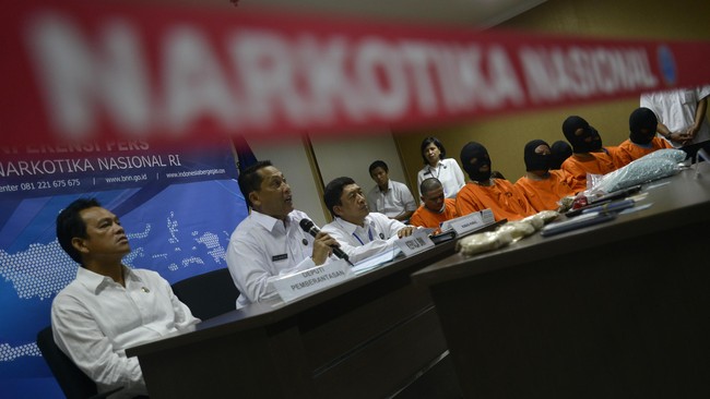 Murtala, pengedar narkotik ke LP Tanjung Gusta, Medan, ditangkap saat hendak pergi ke Malaysia. Tak hanya pasal narkotik, ia juga dijerat pidana pencucian uang.