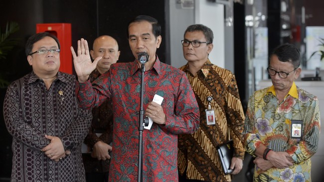 Sementara itu harga minyak Indonesia diasumsikan turun menjadi US$35 per barel dari sebelumnya US$50 per barel, akibatnya penerimaan negara tergerus dalam.