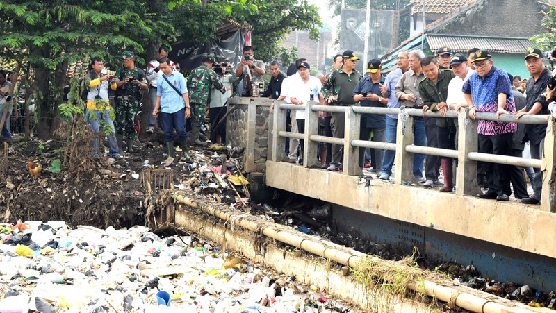 Tiga pendekatan yang perlu diterapkan pada lingkungan dan masyarakat, guna menyelesaikan persoalan sampah dan banjir