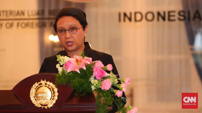 Pemerintah China mengklaim satu nelayannya menjadi korban kala kapal perang Indonesia melepas tembakan di perairan Natuna. Kedua negara kembali tegang.