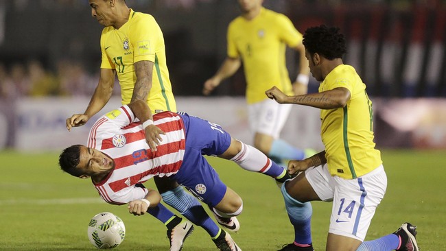 Gol Dani Alves di masa injury time membuat Brasil sukses mengakhiri duel lawan Paraguay dengan hasil imbang 2-2.